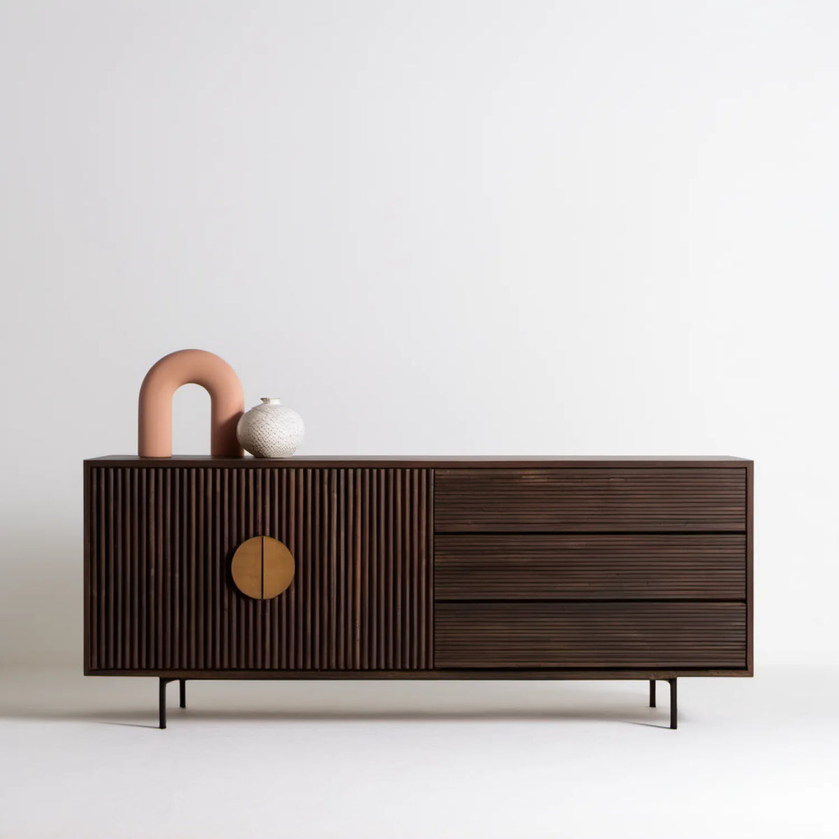Ciemnobrązowa komoda MDF z ryflowanymi frontami, 160 × 40 × 80 cm